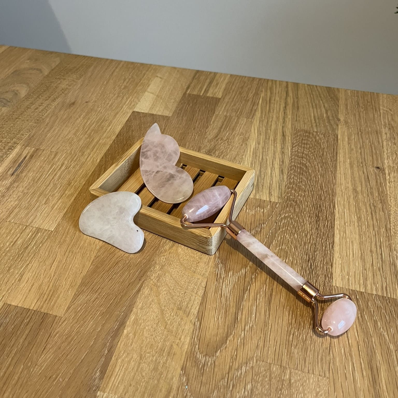 Rosenquarz Gua Sha – Naturstein Beauty-Tool mit Symbolik für Liebe, Mitgefühl und Selbstliebe