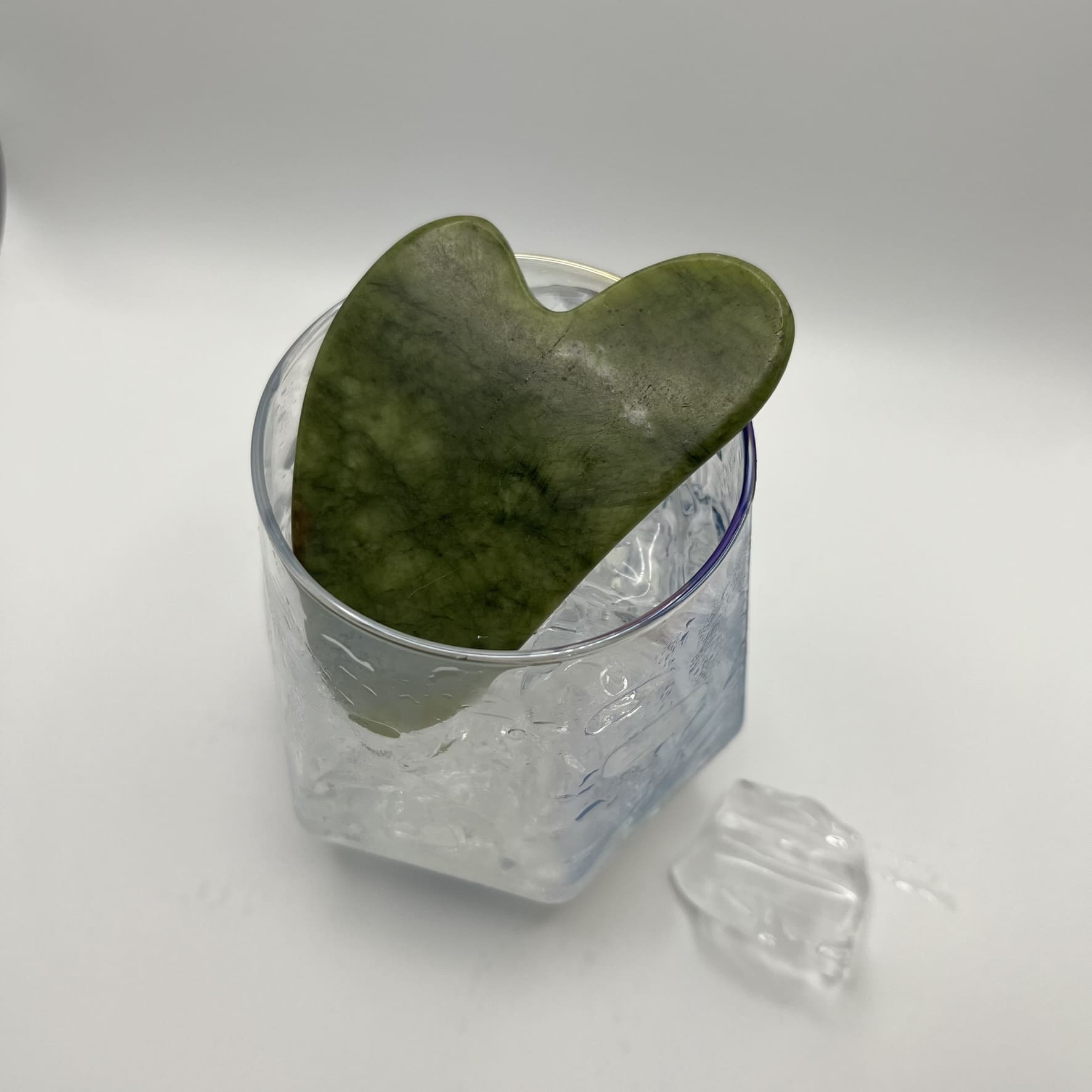 Jade Gua Sha – Detailaufnahme des Natursteins für straffere Haut und Wellness-Rituale