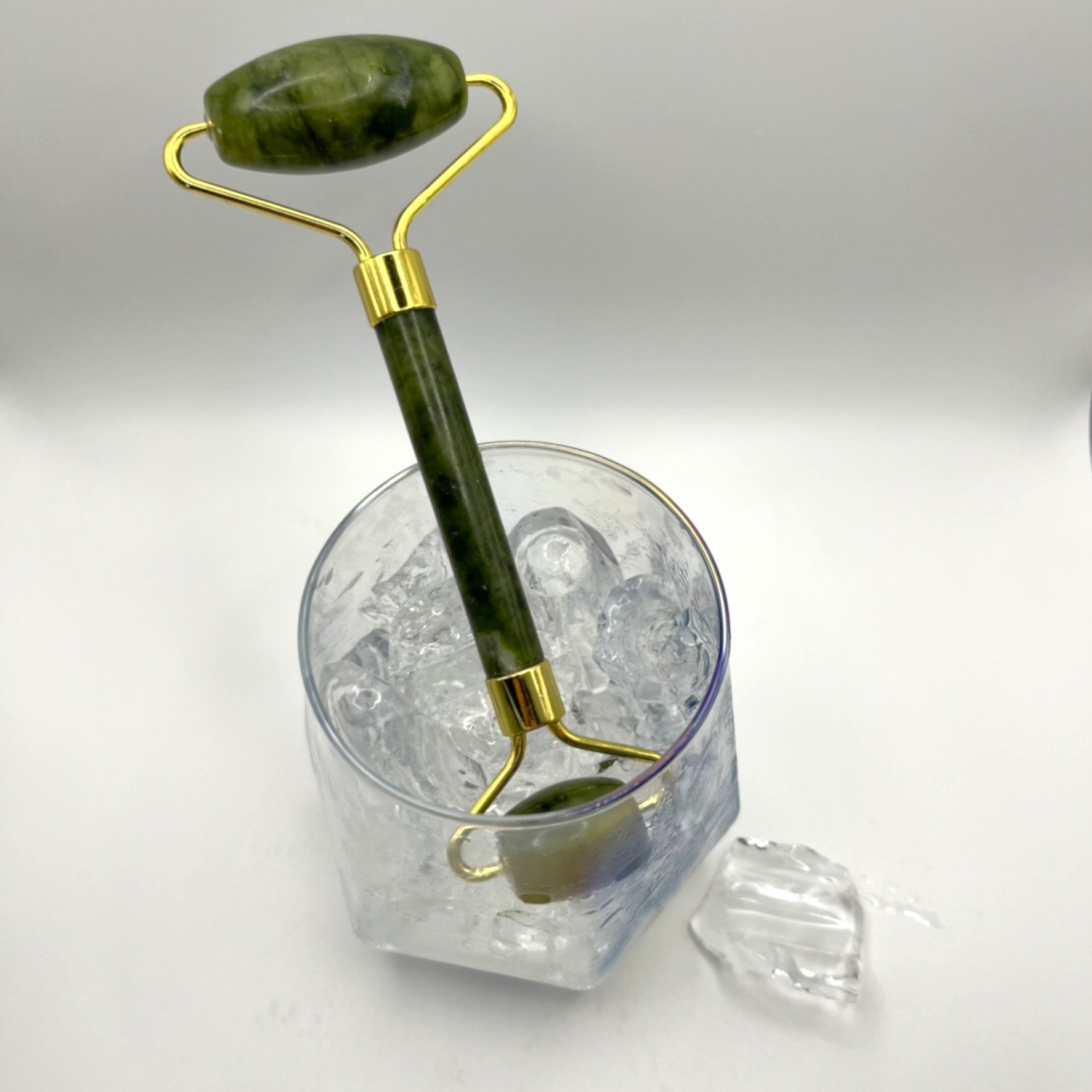 Jade Gesichtsroller – kühlendes Beauty-Tool gegen Schwellungen