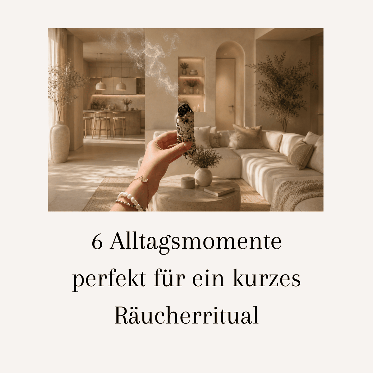 Hand hält rauchendes Salbei-Räucherbündel im hellen modernen Wohnzimmer für das tägliche Räucherritual