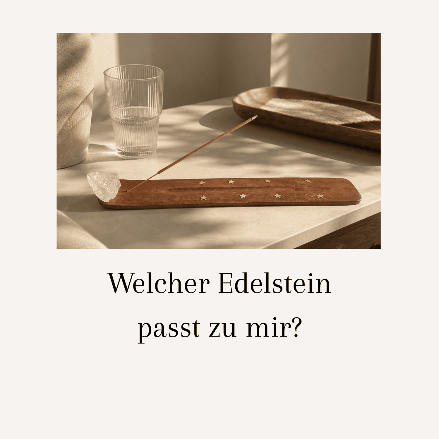 Holz-Räucherstäbchenhalter mit Bergkristall auf Marmortisch — Naturdeko und Ritual-Accessoire