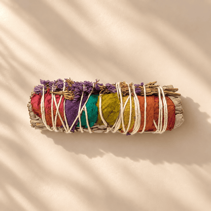 Salbei zum Ausräuchern mit Rosenblättern in Chakra-Farben