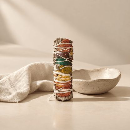 Salbei zum Ausräuchern mit Rosenblättern in Chakra-Farben