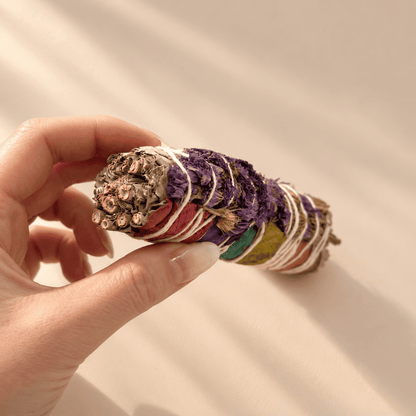 Salbei zum Ausräuchern mit Rosenblättern in Chakra-Farben