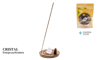 Runder Holz Räucherstäbchenhalter mit rosa Rosenquarz Kristall auf Nachttisch, Räucherstäbchen brennt, warme Atmosphäre, Wellness Zuhause Österreich