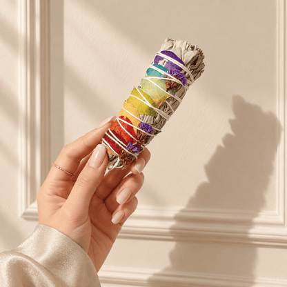 Salbei zum Ausräuchern mit Rosenblättern in Chakra-Farben
