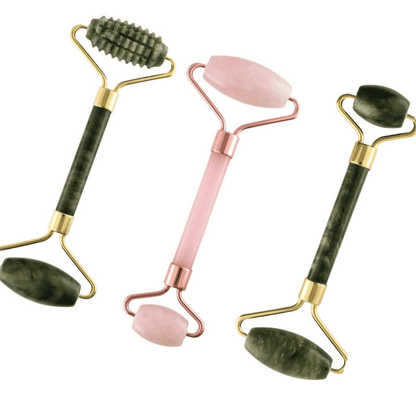 Jade und Rosenquarz Gesichtsroller im ästhetischen Badezimmer – Self-Care und Wellness
