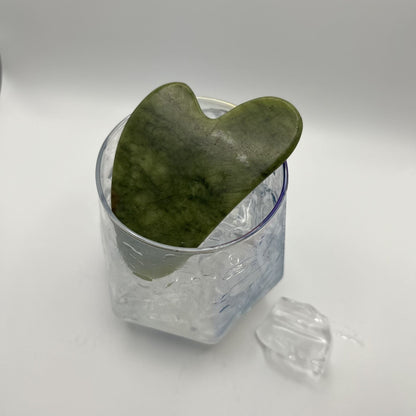 Jade Gua Sha – Detailaufnahme des Natursteins für straffere Haut und Wellness-Rituale
