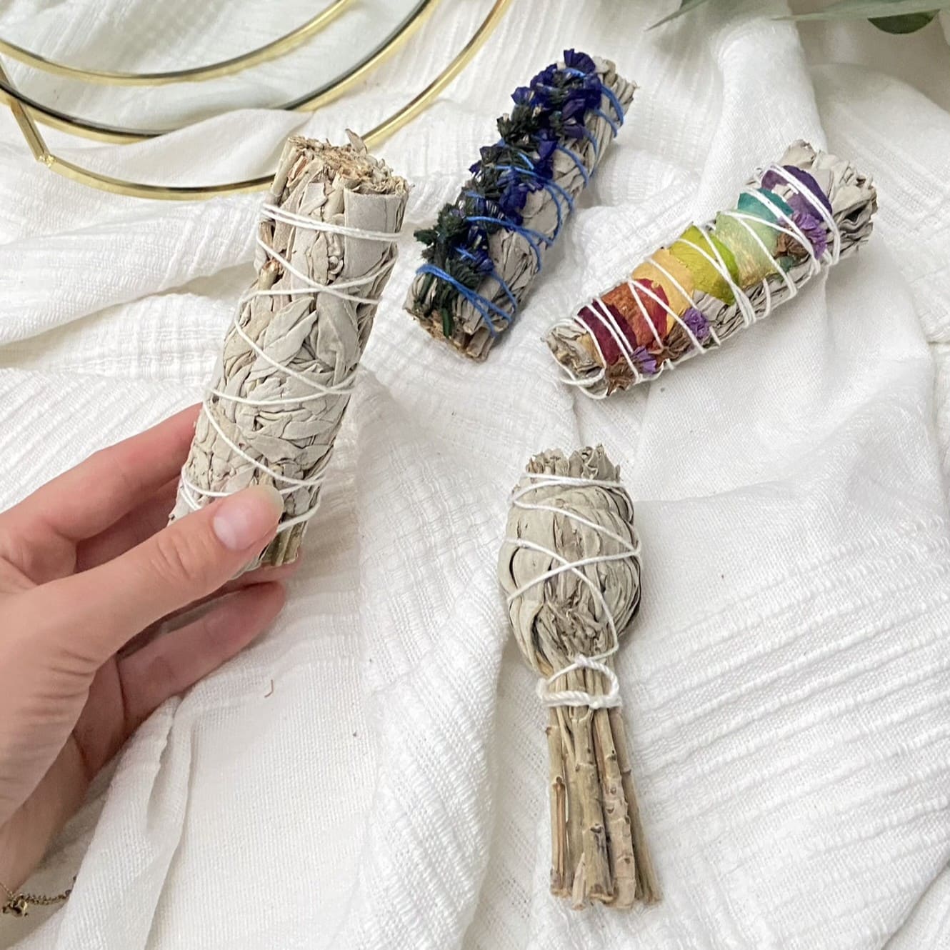 Räucherbündel aus weißem Salbei zur energetischen Reinigung und für mehr Ruhe im Alltag