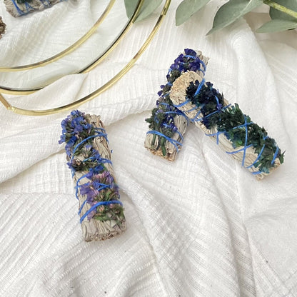 Weißer Salbei Räucherbündel mit blauer Sinuata Blume für entspannende Rituale, sanfte Reinigung und eine ruhige Atmosphäre