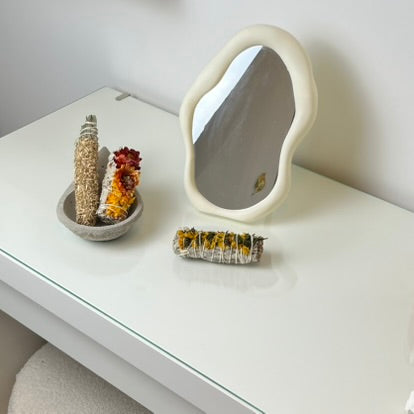 Weißer Salbei Räucherbündel gelbe Sinuata Blumen für entspannende Rituale