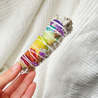 Weißer Salbei Räucherbündel mit Rosenblättern in Chakra Farben für entspannende Rituale und harmonische Raumreinigung